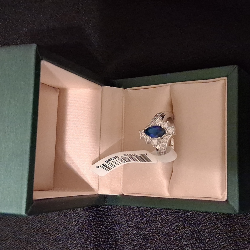 Dazzling Silver Ring with Blue Gemstone - Picture 5 of 9